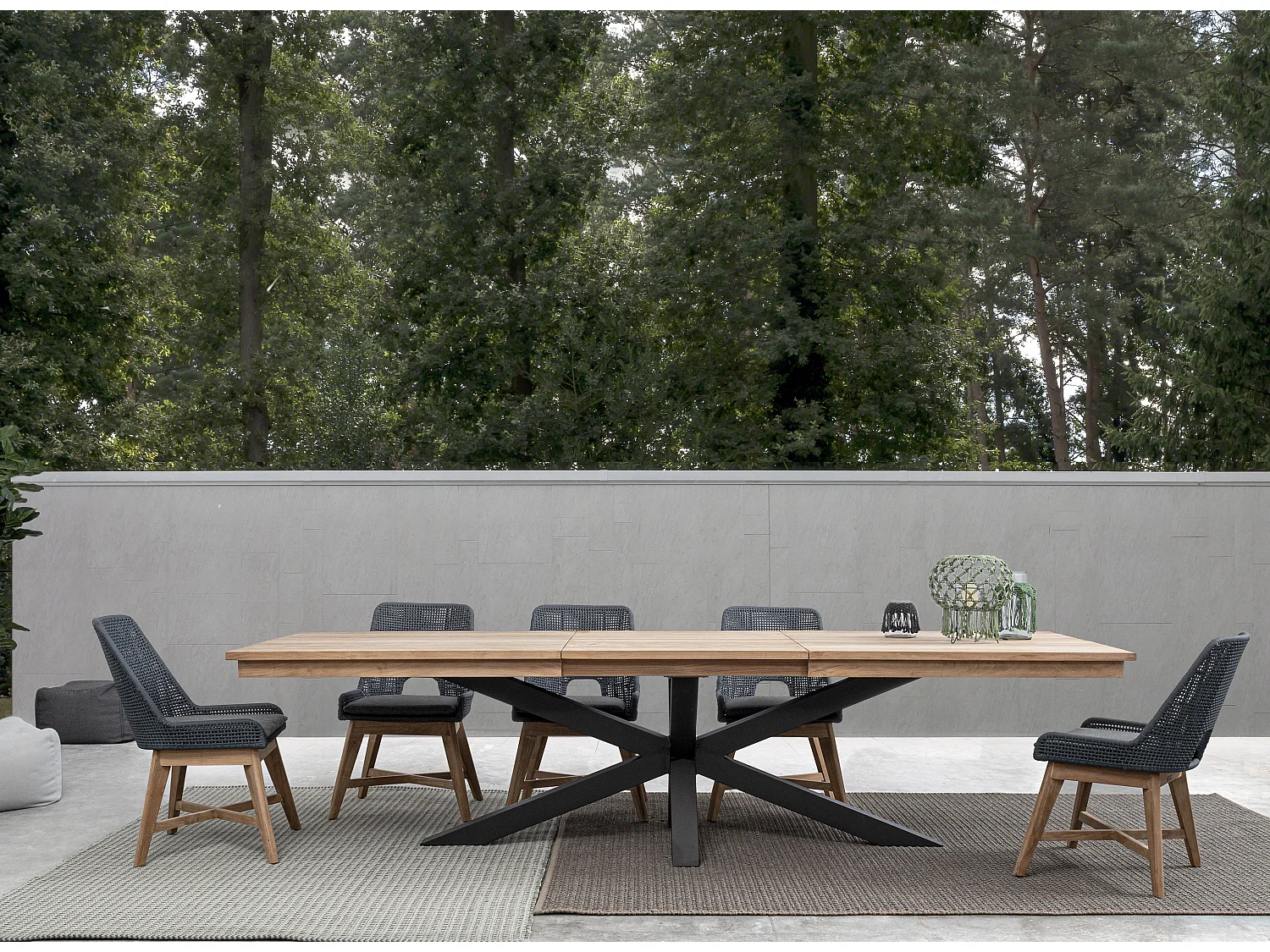 Peria grijs geweven tuinfauteuil en teakhouten poten - Set van 2