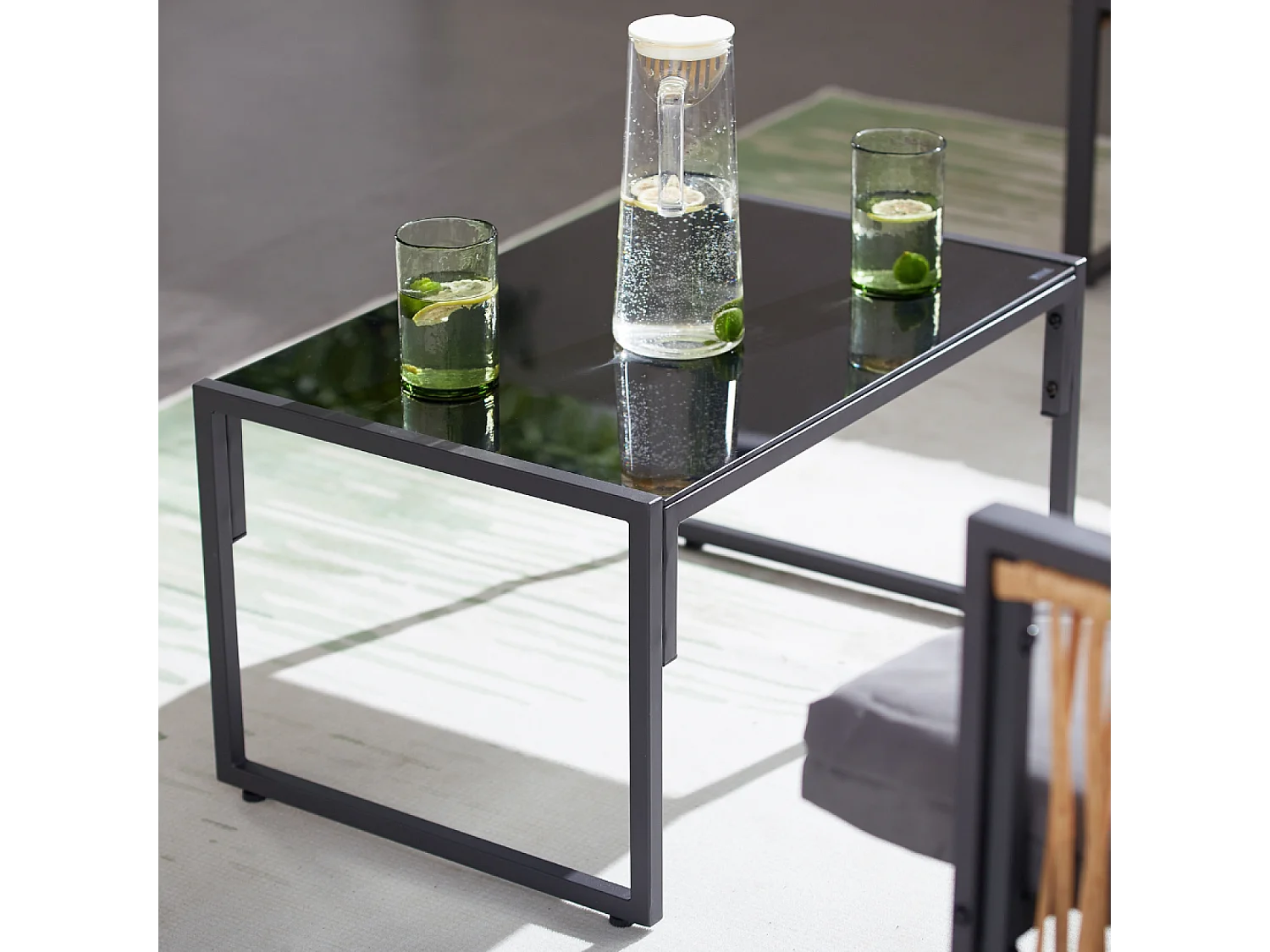 Tuinset Turini met 5 zitplaatsen en lage tafel met rotan-look en stalen frame