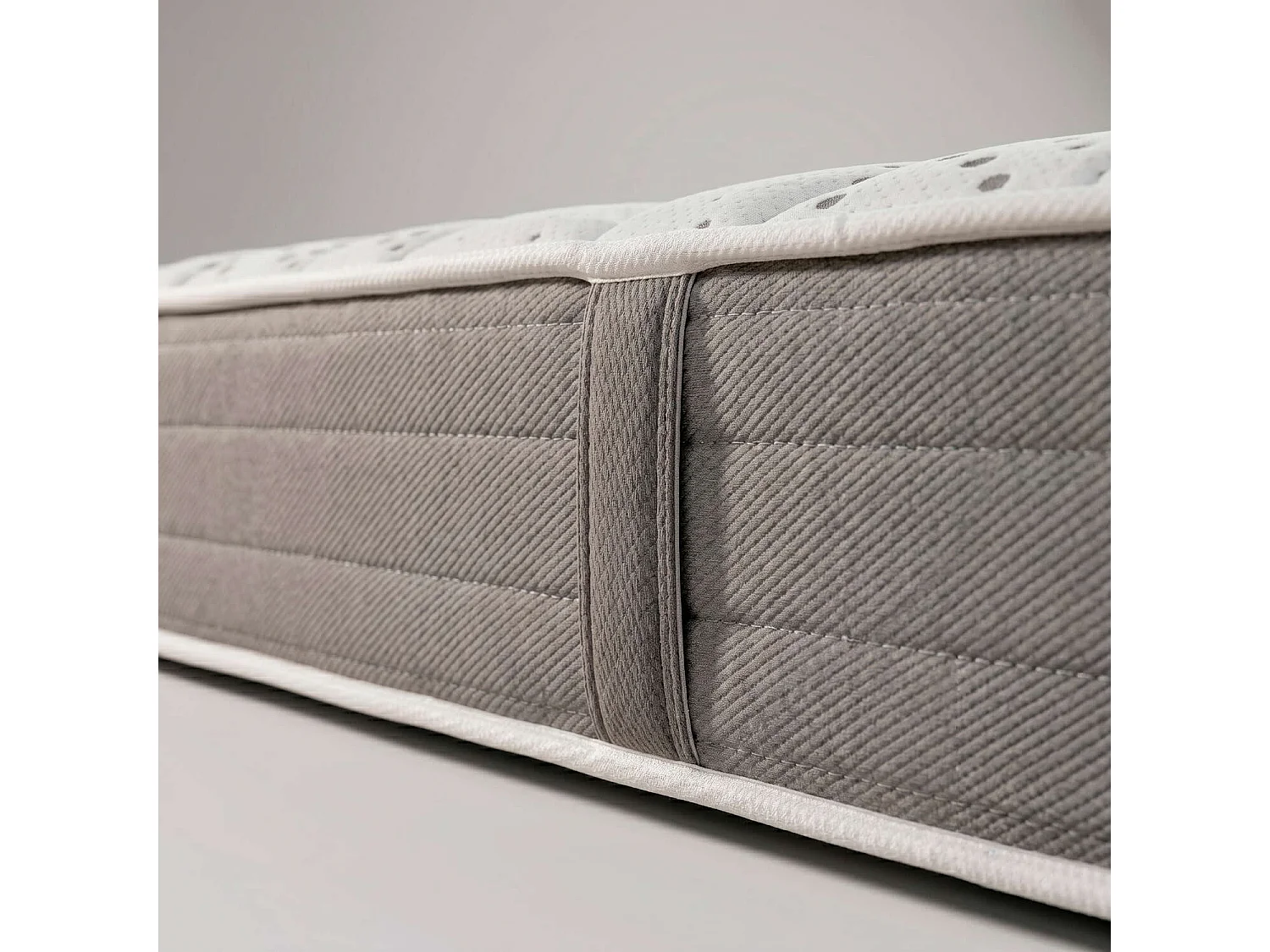 Colchón de 140 x 190 cm de espuma HR y viscoelástica de 25 cm - ILIRIA de PIKOLIN