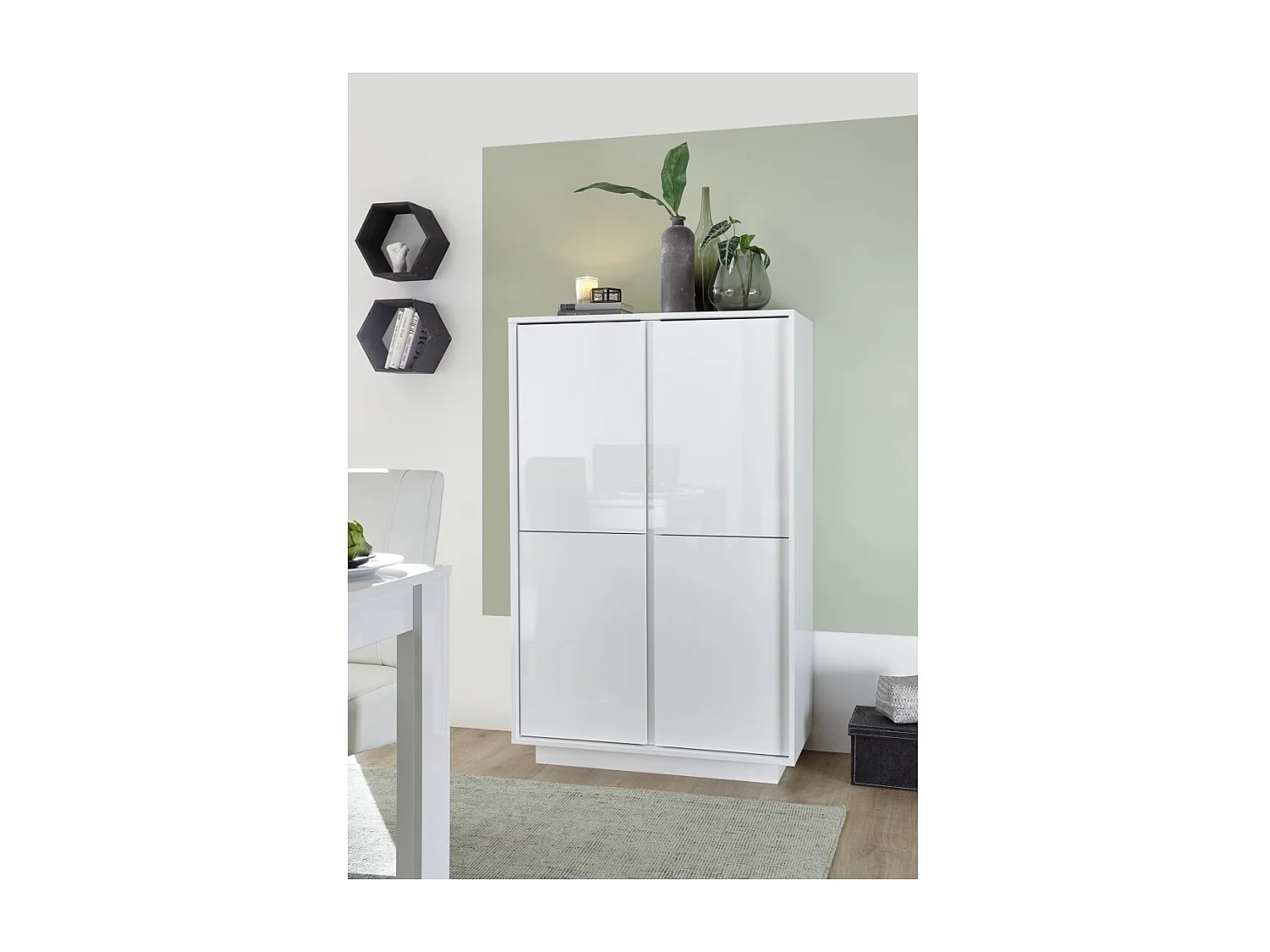 Vitrinenschrank mit 4 Türen, Kollektion CREAM, in glänzendem Weißlack, ideal für ein modernes Esszimmer.