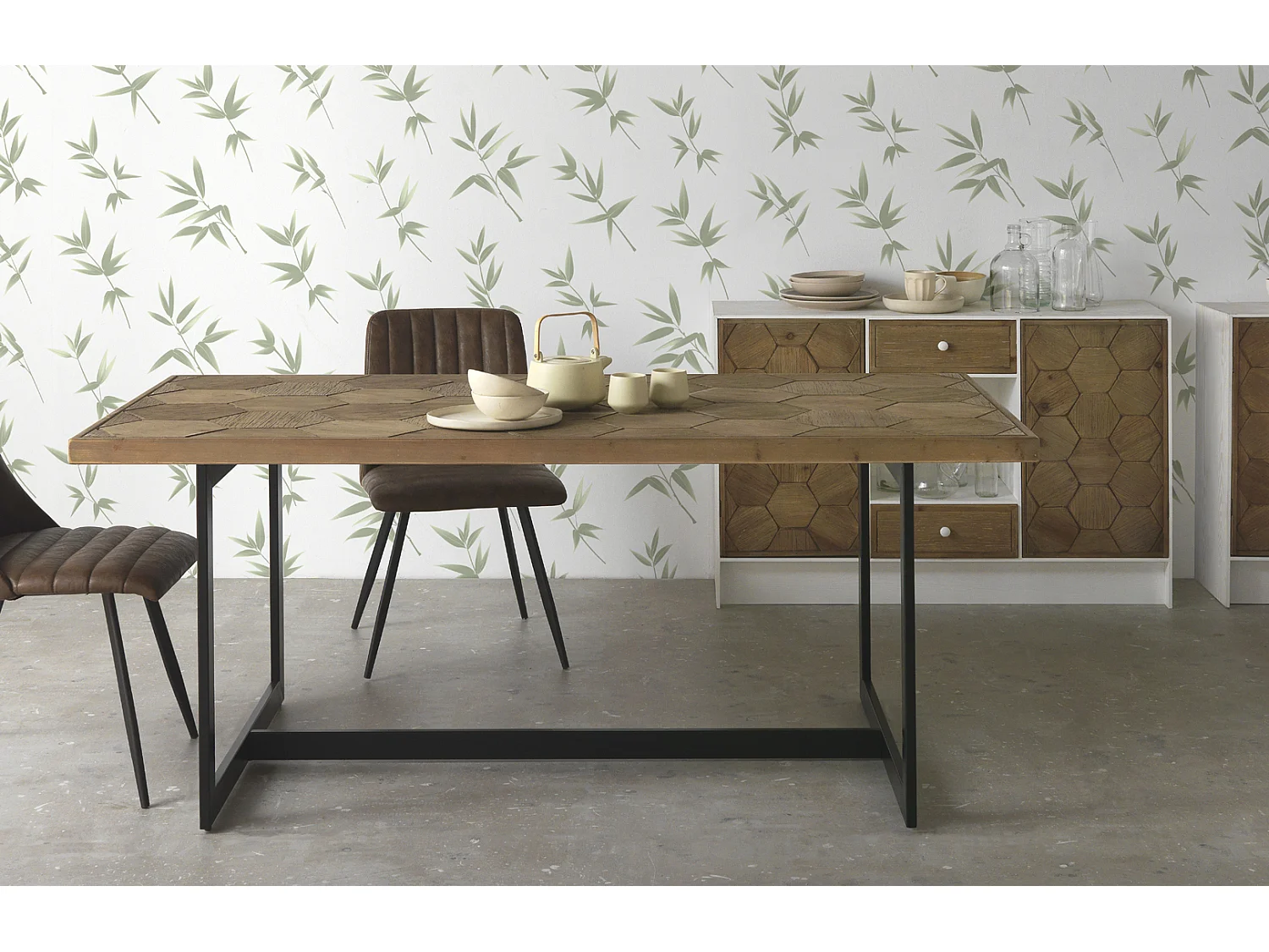 Tisch aus Eschenholz mit Metallbeinen 178x90