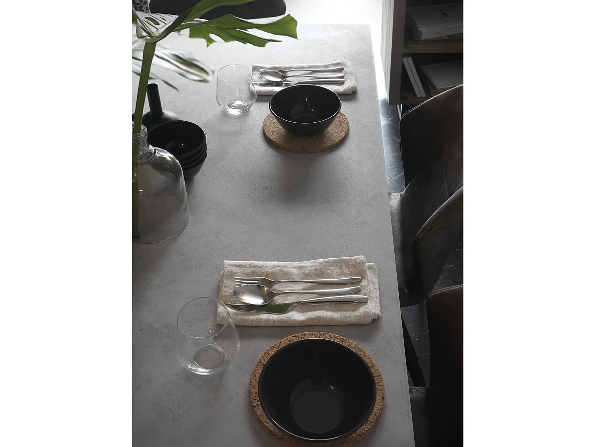 Mesa de melamina efecto cemento con patas metal 160x90