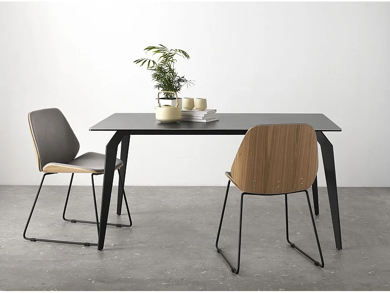 Table en céramique grise avec pieds métalliques 150x91