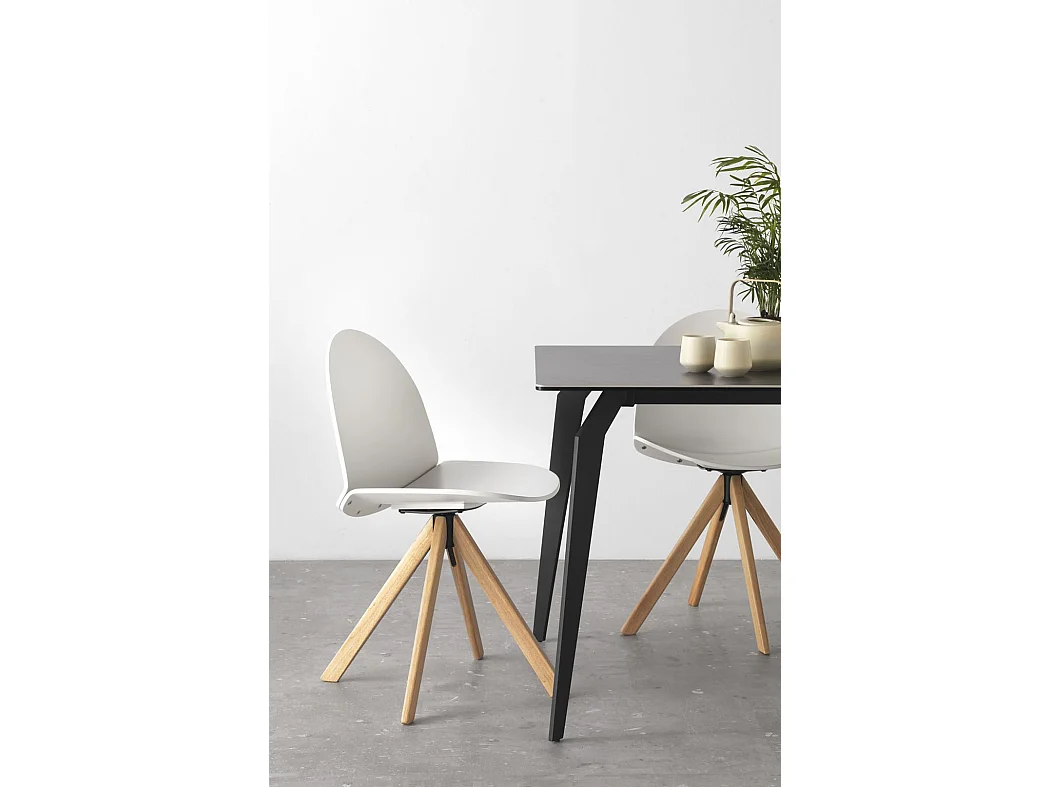 Table en céramique grise avec pieds métalliques 150x91