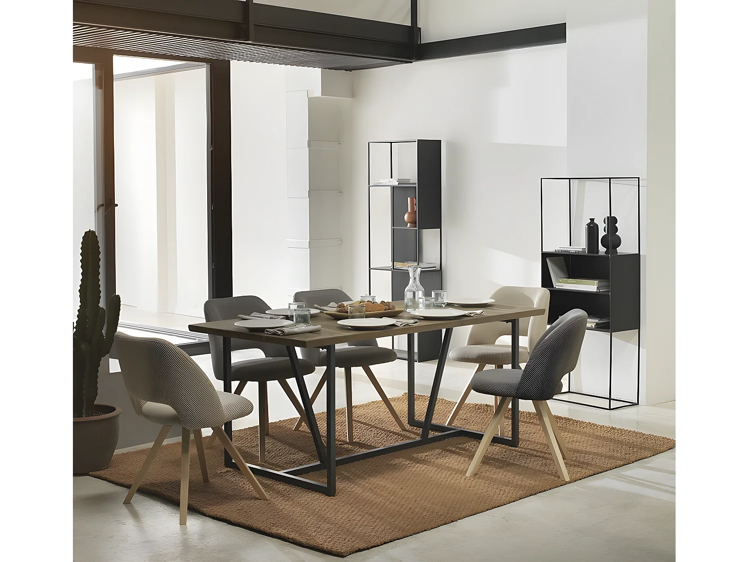 Tisch aus Fichtenholz 180x90 mit schwarzen Metallbeinen