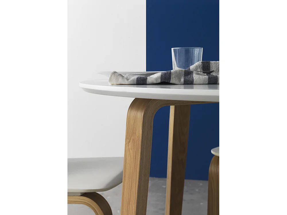 Mesa de painel de fibras de densidade média com pés folheados a carvalho 110 diâmetro