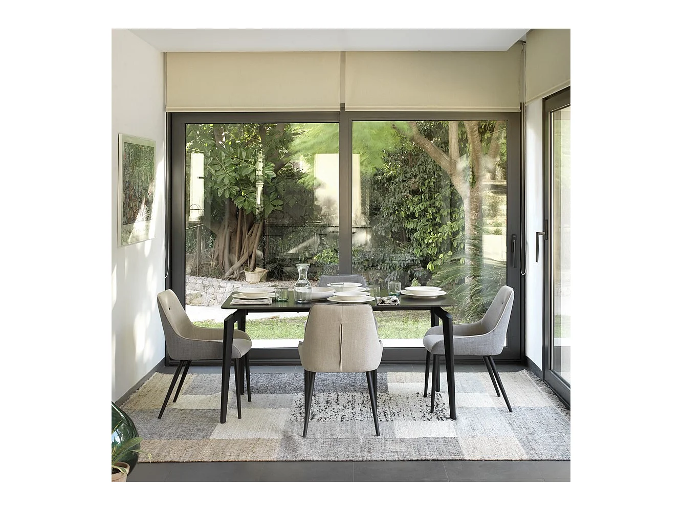 Tavolo in ceramica nera con gambe in metallo nero 140x80