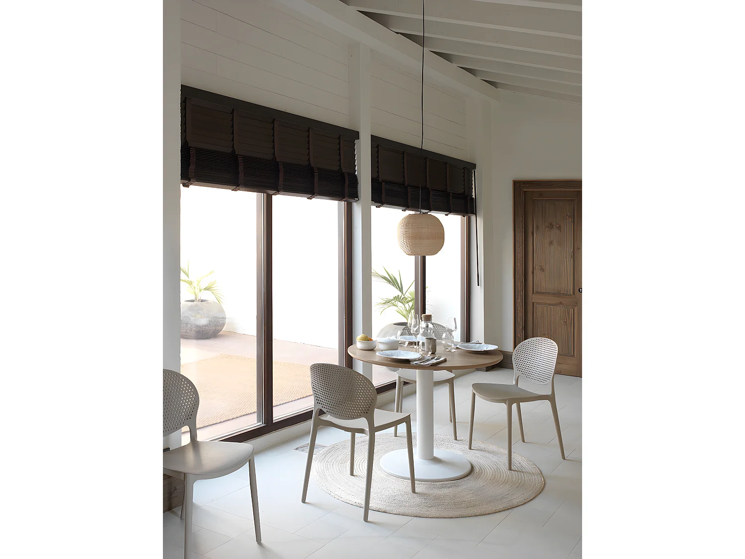 Mesa de melamina com efeito de madeira de freixo com perna central de metal branco 100 diâmetro