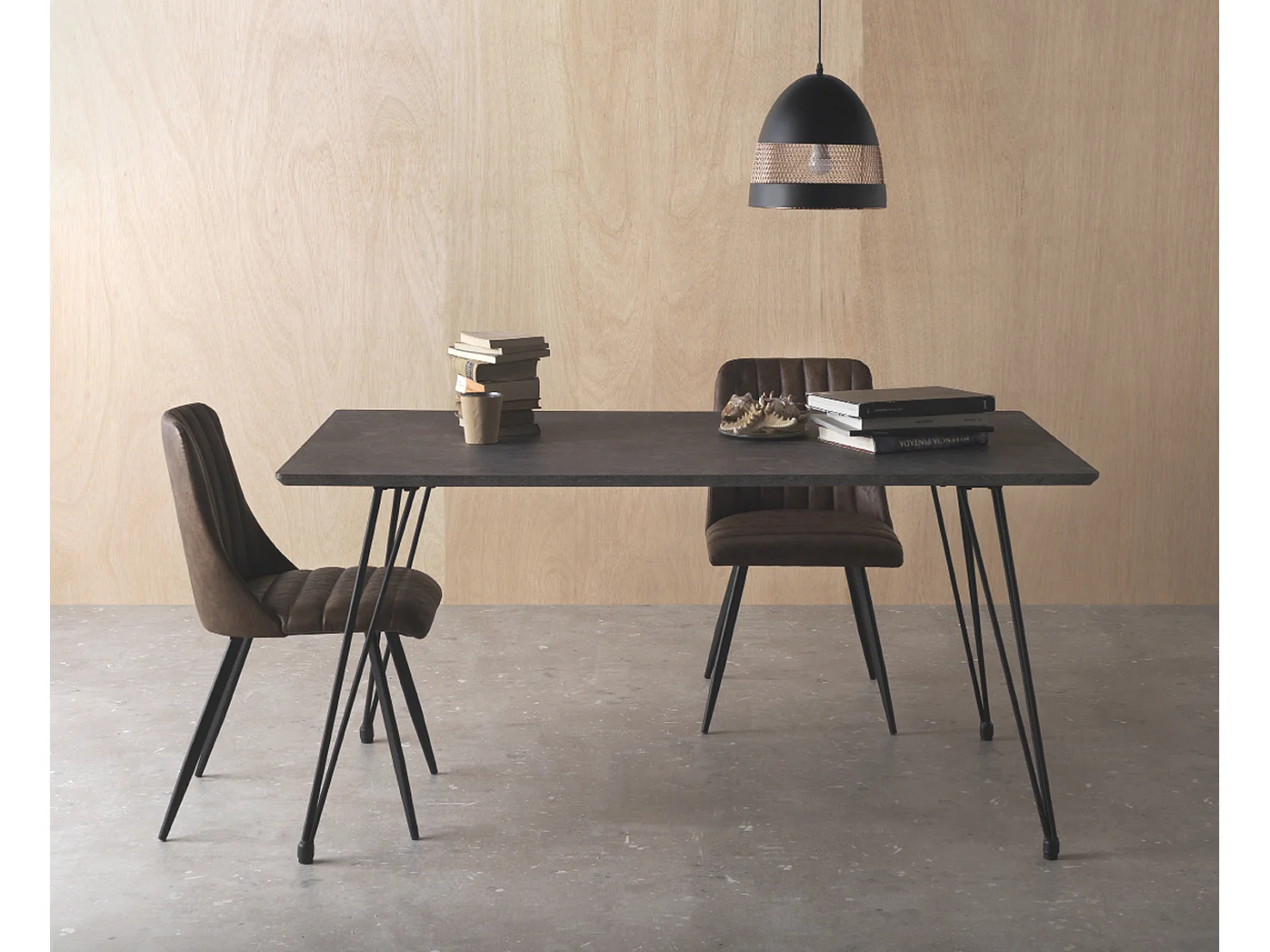 Table en mélamine effet rouille avec pieds en métal 160x90