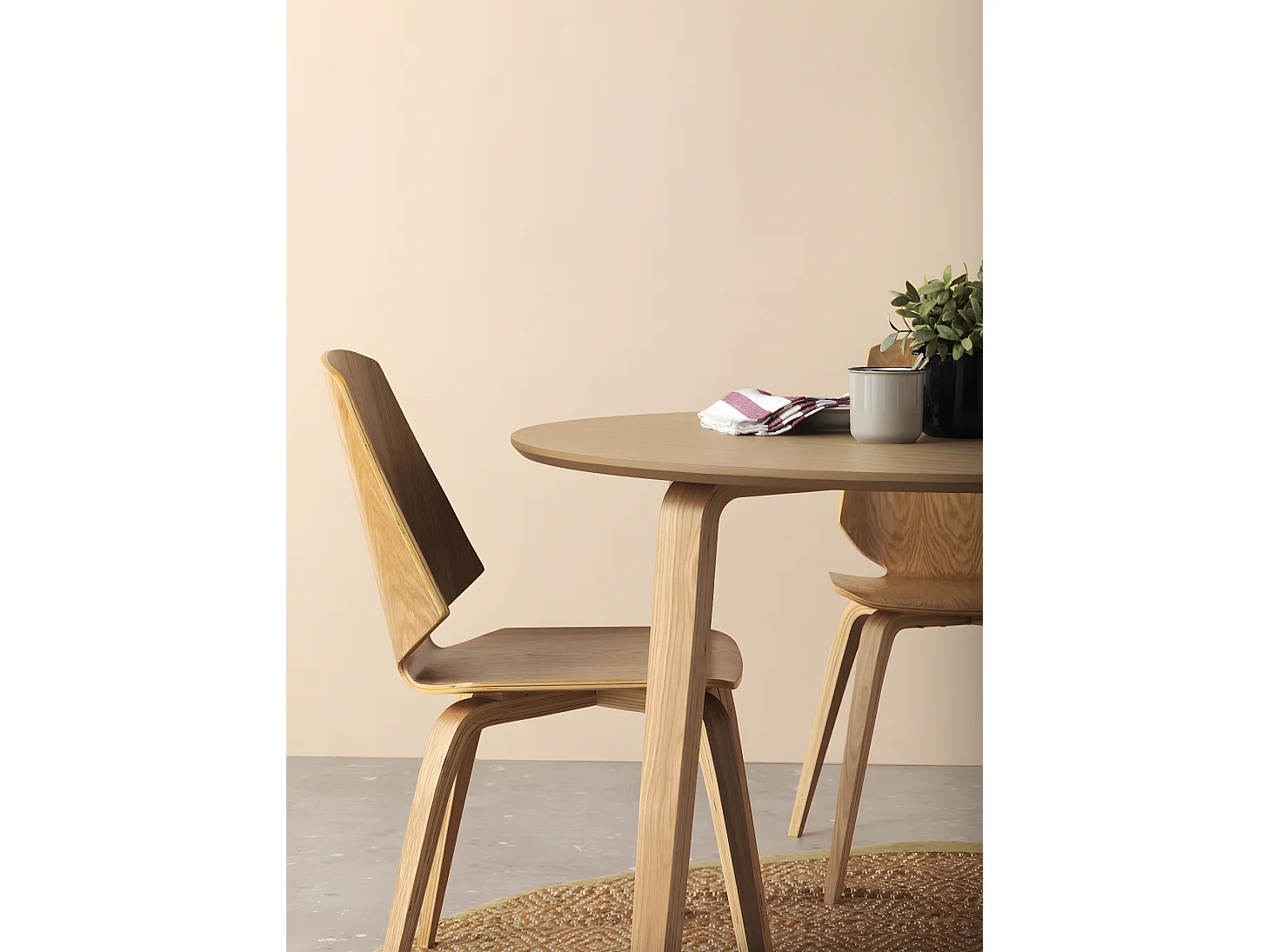 Tisch aus MDF-Platte Eichenfurnier Durchmesser 110 cm