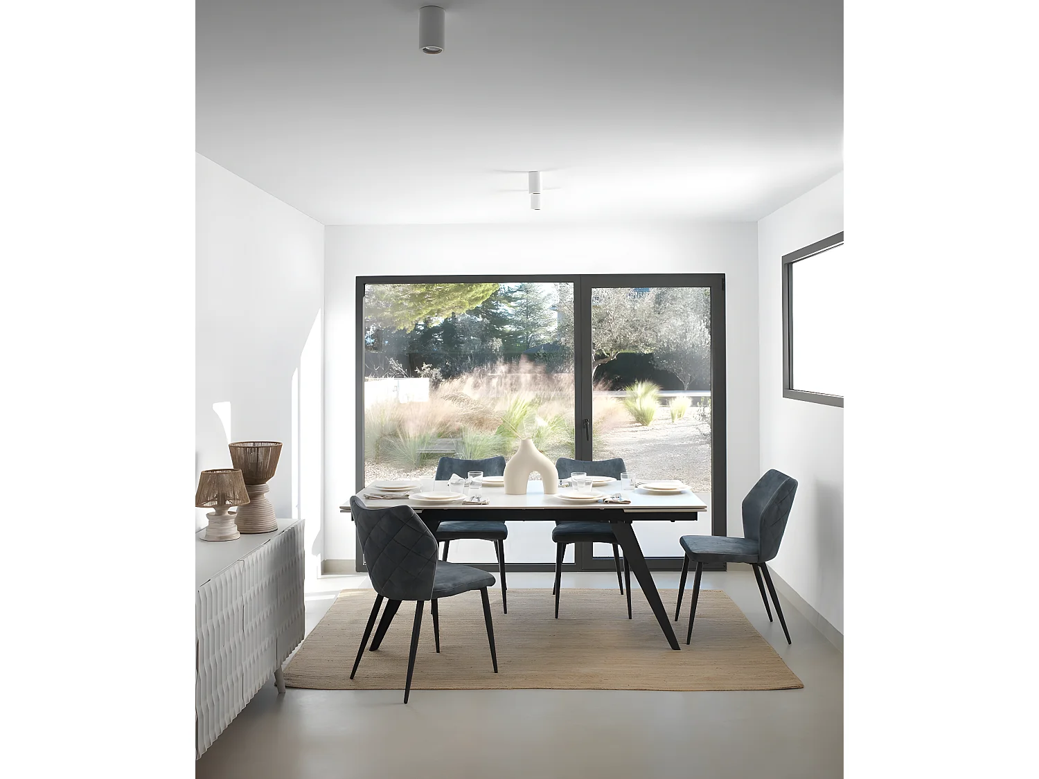 Ausziehtisch 180/260x95 aus weißer Keramik mit schwarzem Metallgestell