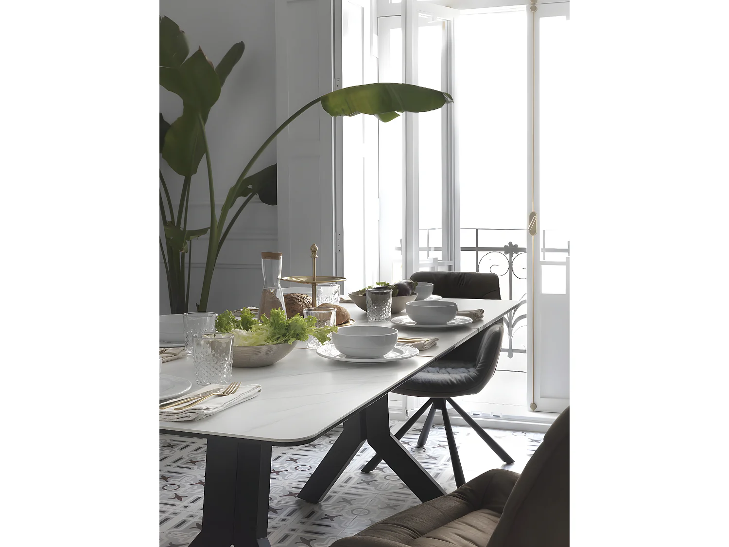 Mesa extensível de cerâmica branca com pés de metal 160/210x90