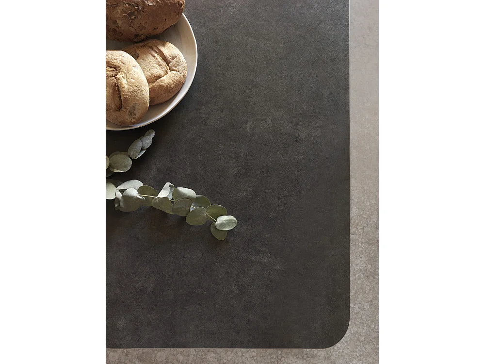 Mesa com folha extensível em cerâmica cinzenta com pés em metal 160/210x90