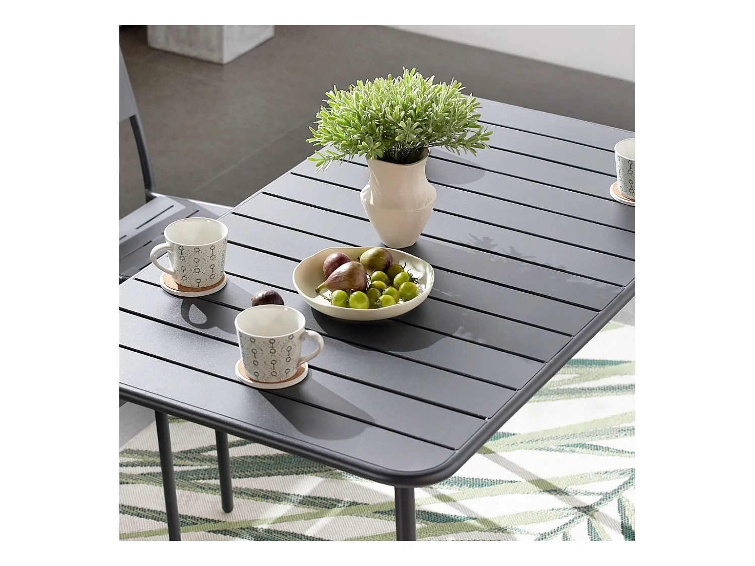 Table en acier 4-6 places gris foncé BERGAME