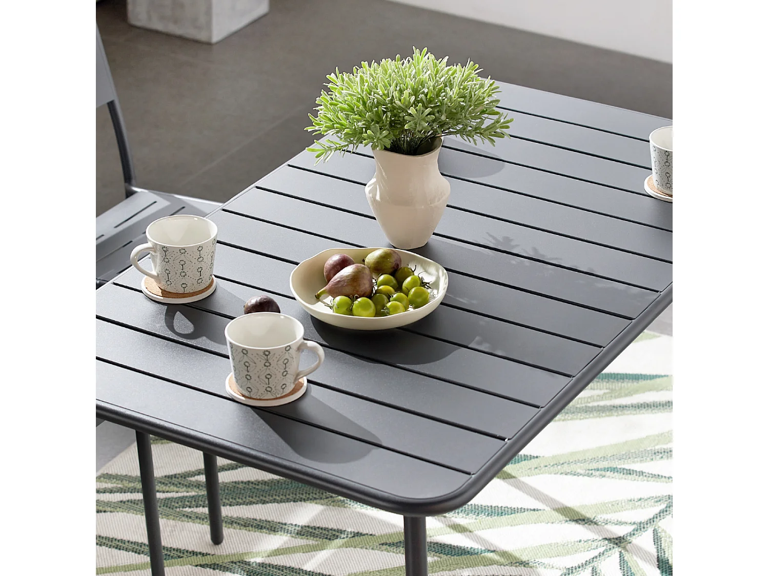 Table en acier 4-6 places gris foncé BERGAME