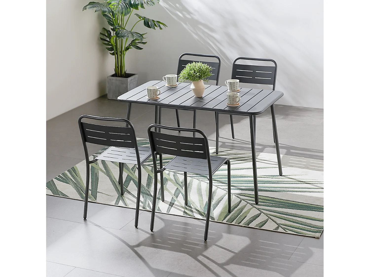 Table en acier 4-6 places gris foncé BERGAME