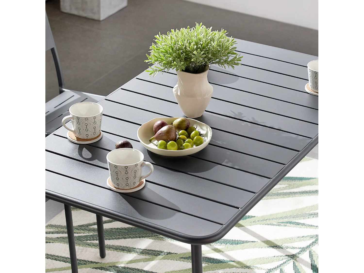 Table en acier 4-6 places gris foncé BERGAME