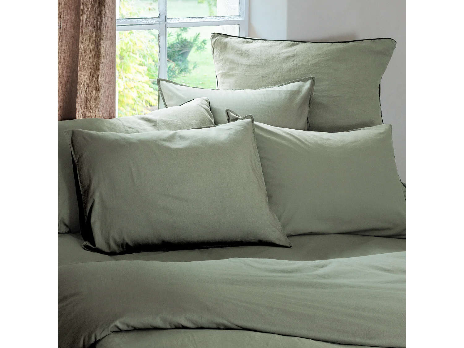 Drap plat PALACE pur coton lavé 240x290 cm uni vert sauge