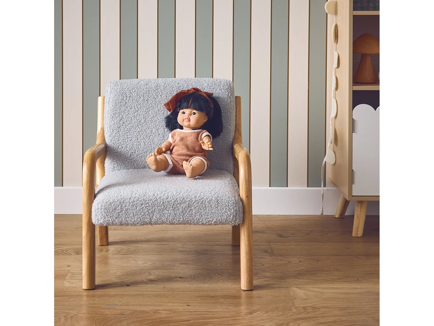 Fauteuil scandinave enfant en bois et tissu bouclette gris souris