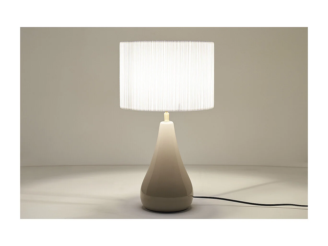 Lámpara de mesa color topo de cerámica brillante con pantalla de tela plisada blanca 49 cm TROIA