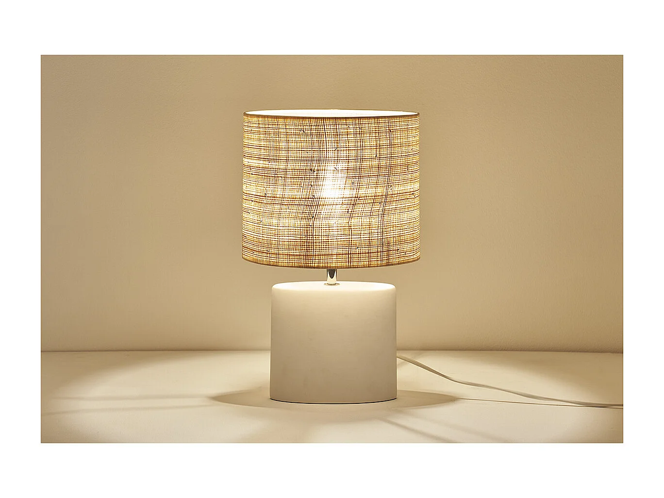 Lampe à poser en céramique blanc mat et abat-jour en raphia naturel H40 cm TIGA