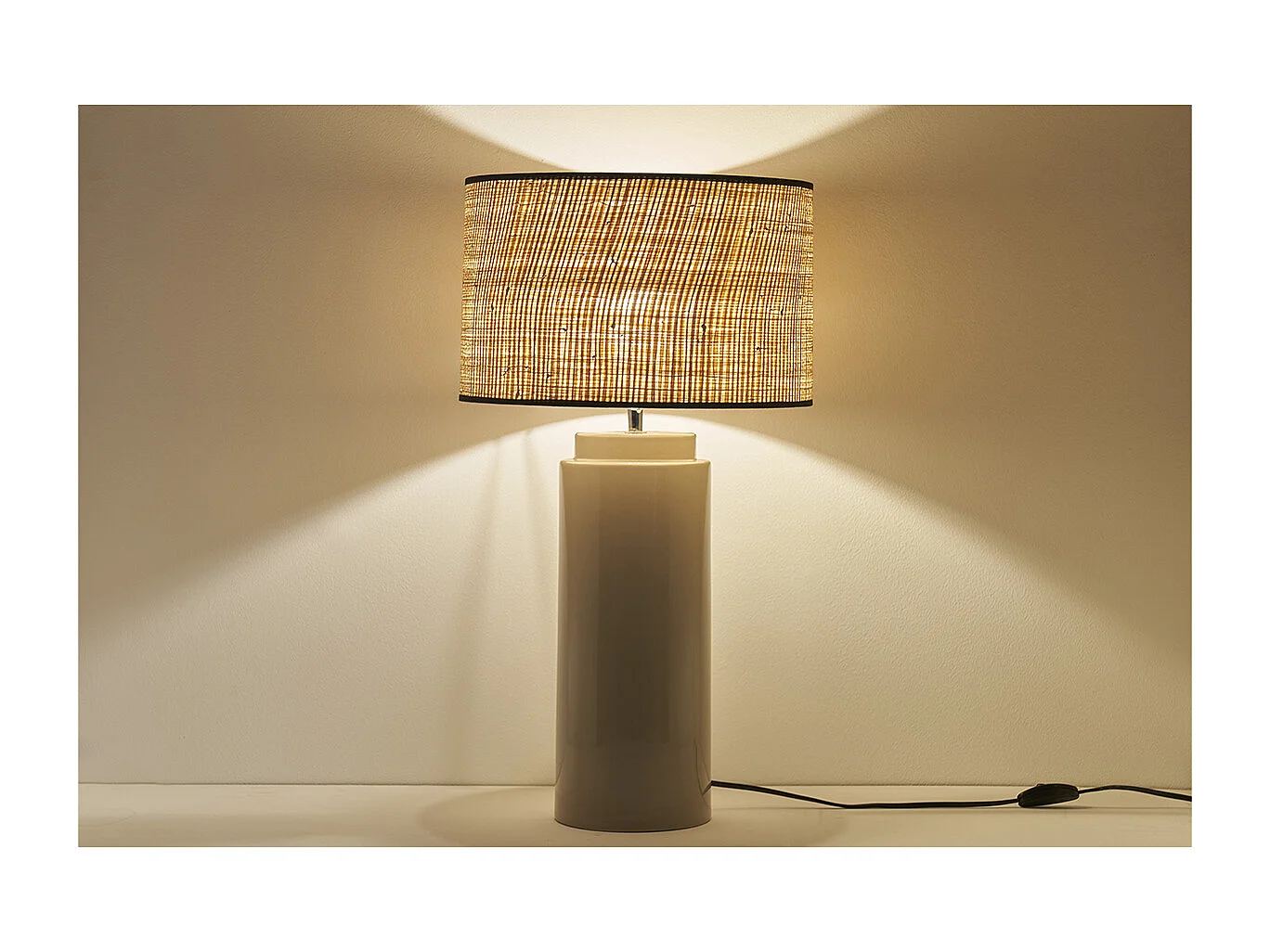 Tischleuchte aus emaillierter Keramik in Beige mit Lampenschirm aus Bast MAJES