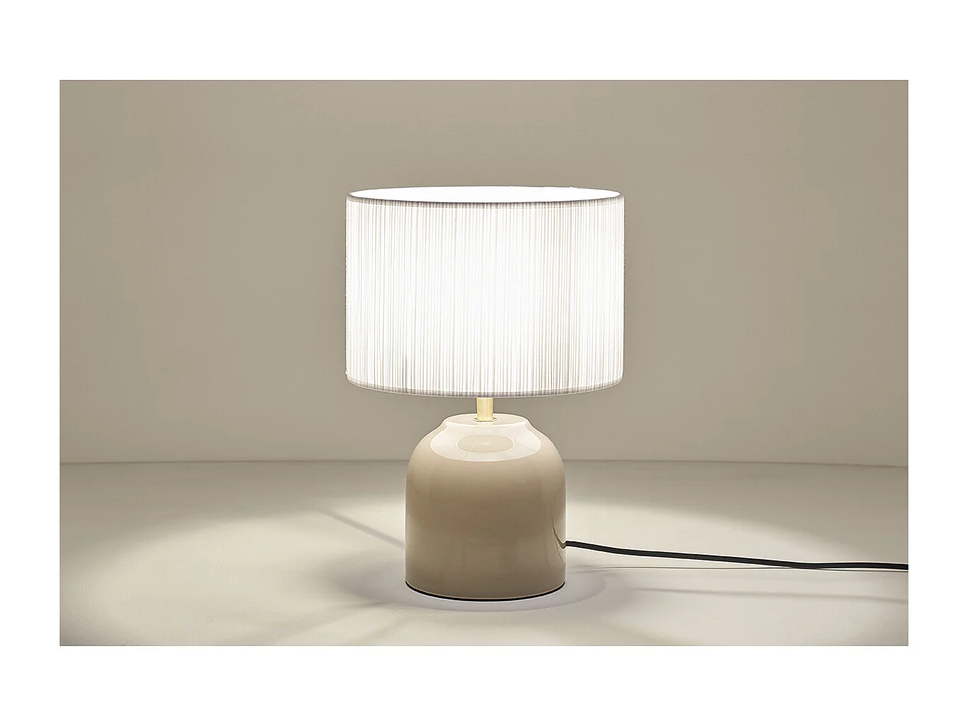 Lampe à poser taupe en céramique brillante et abat-jour en tissu plissé blanc H35 cm PIEGA
