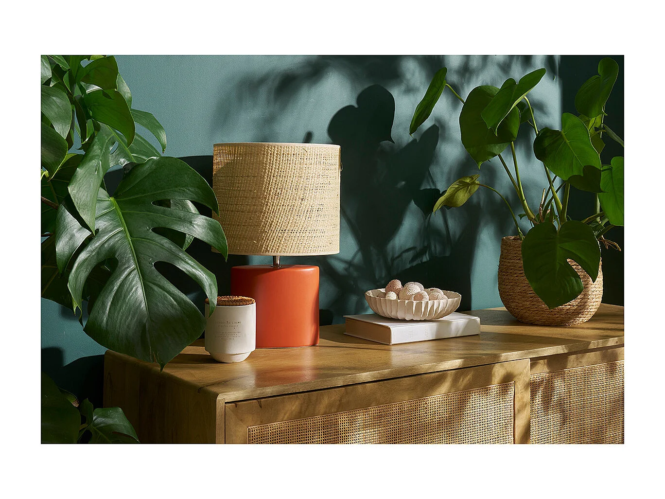 Tischleuchte aus Keramik in Terracotta mit Lampenschirm aus naturfarbenem Bast H40 cm TIGA