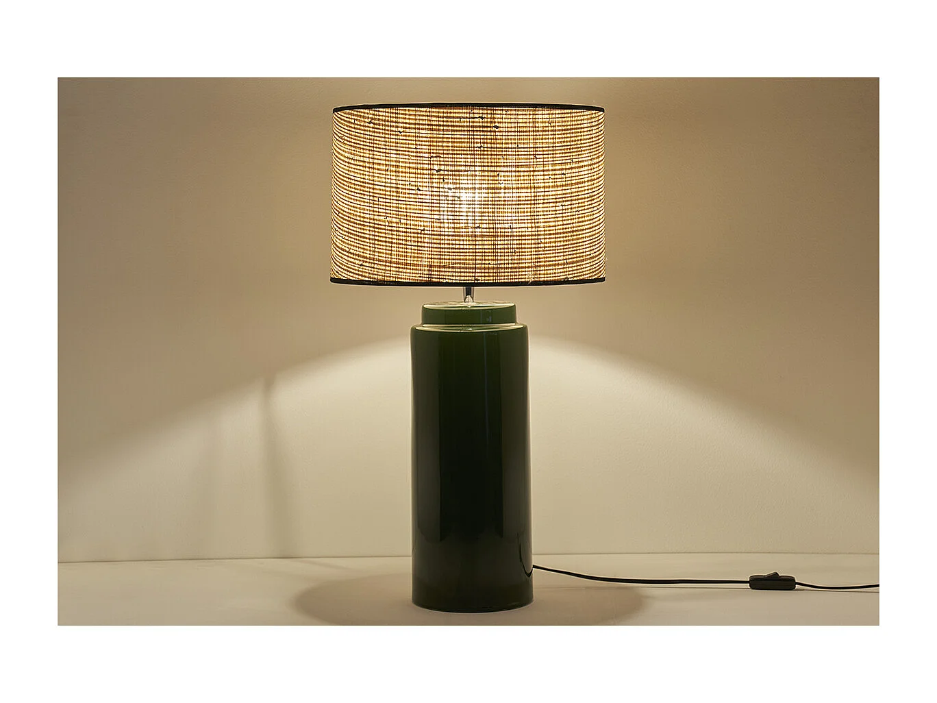 Lámpara de mesa de cerámica esmaltada verde con pantalla de rafia natural 64 cm MAJES