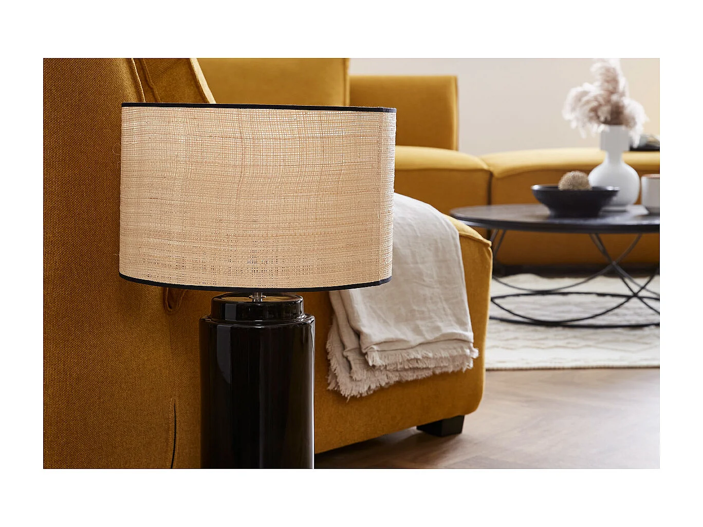 Lámpara de mesa de cerámica esmaltada negra con pantalla de rafia BERRO