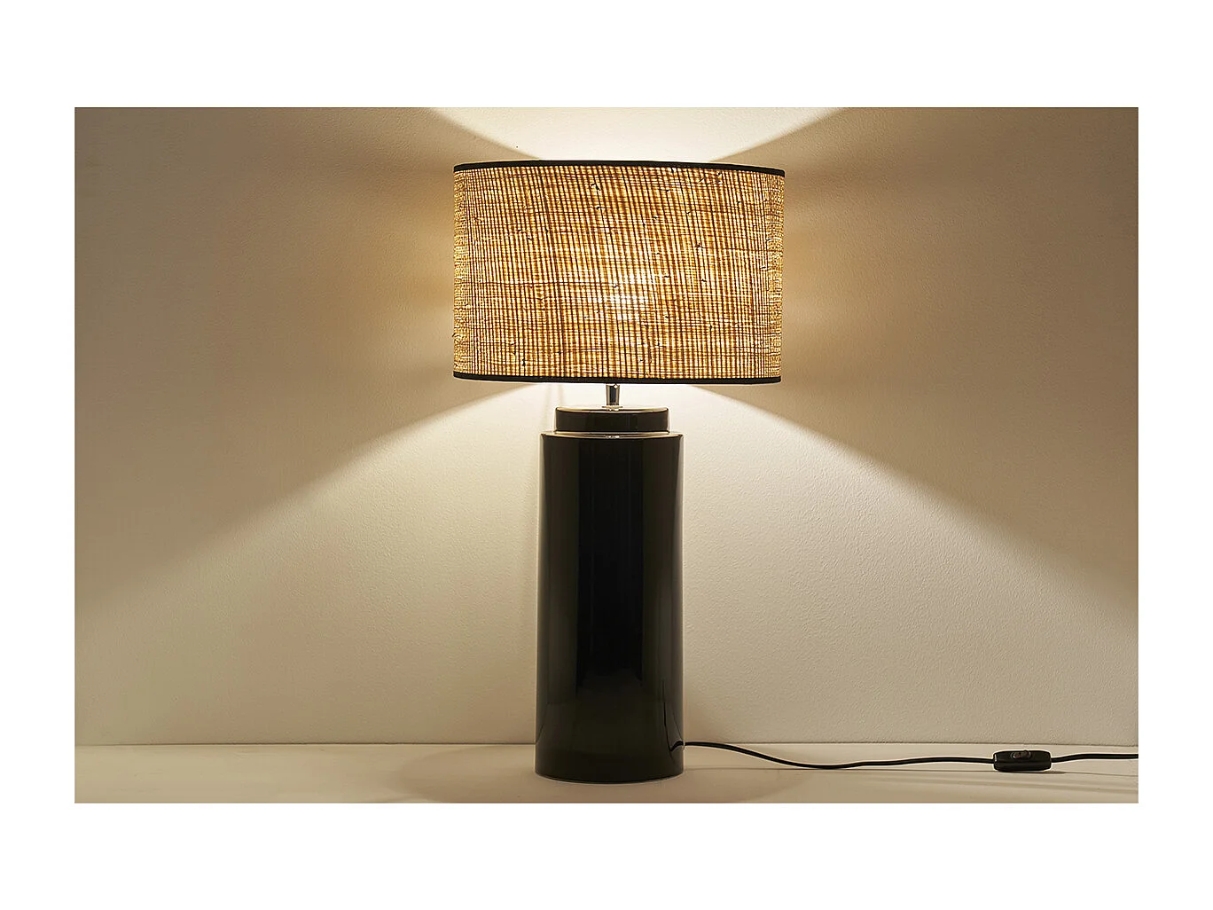 Lámpara de mesa de cerámica esmaltada negra con pantalla de rafia BERRO