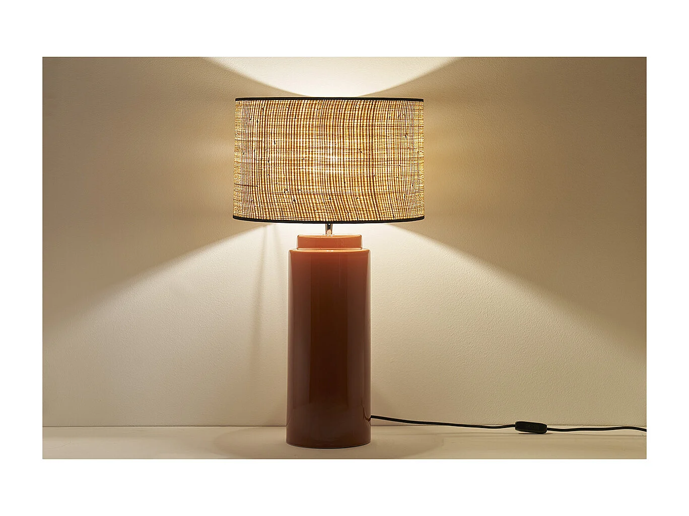 Lampe à poser en céramique émaillée terracotta et abat-jour en raphia naturel H64 cm MAJES