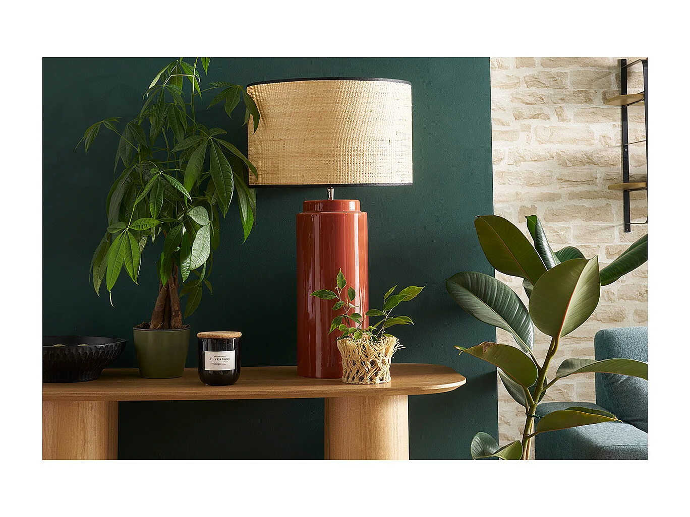 Lampe à poser en céramique émaillée terracotta et abat-jour en raphia naturel H64 cm MAJES