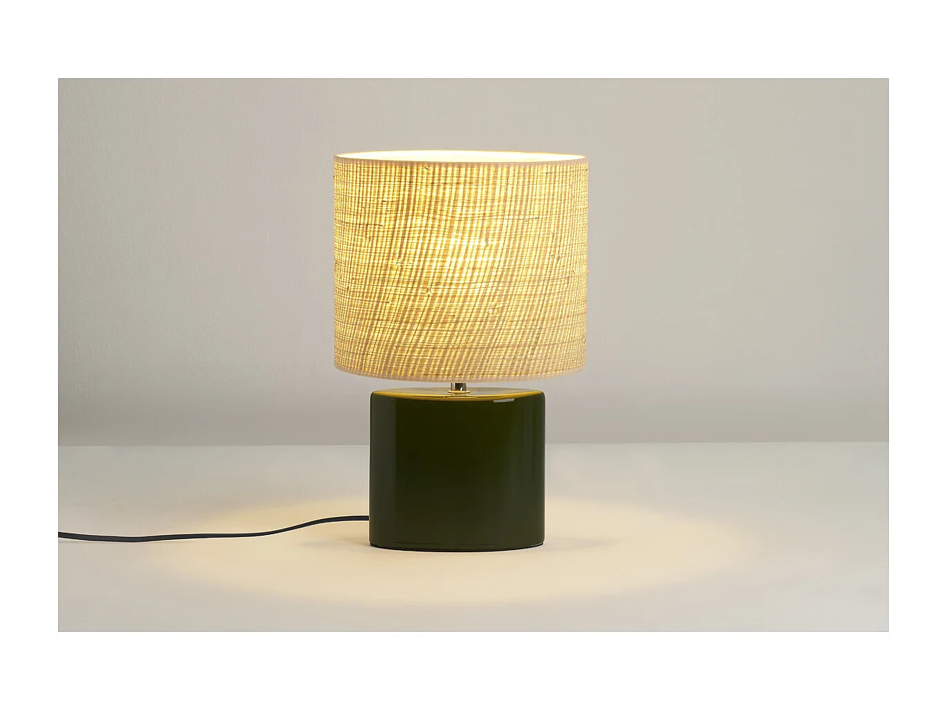Lampe à poser en céramique vert foncé et abat-jour en raphia naturel H40 cm TIGA