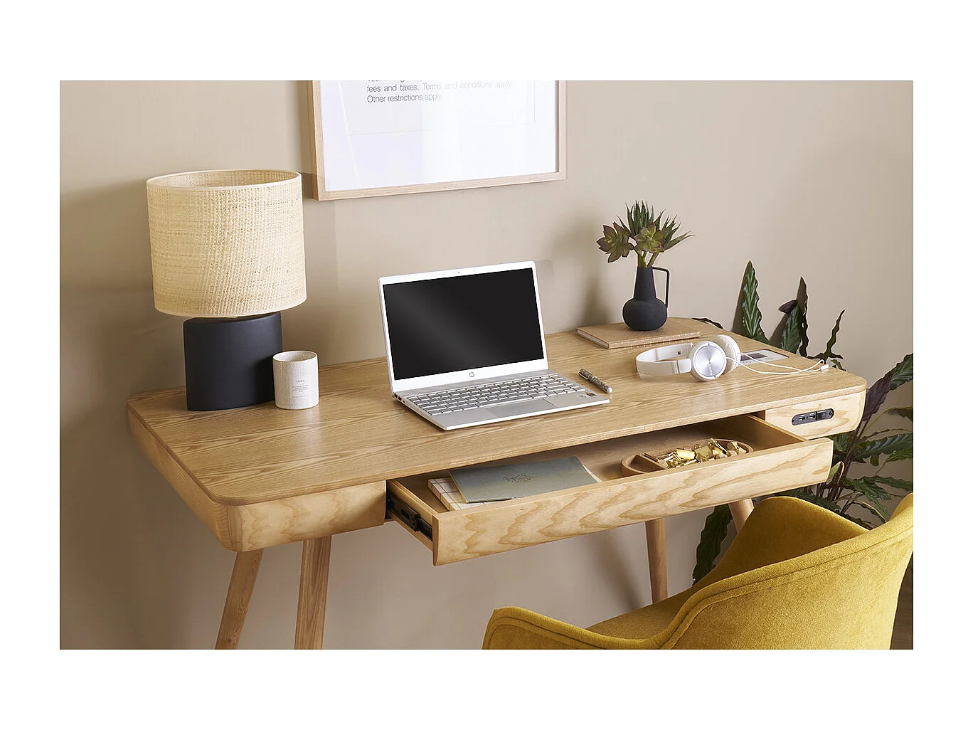 Lámpara de mesa de cerámica negra mate con pantalla de rafia TIGA