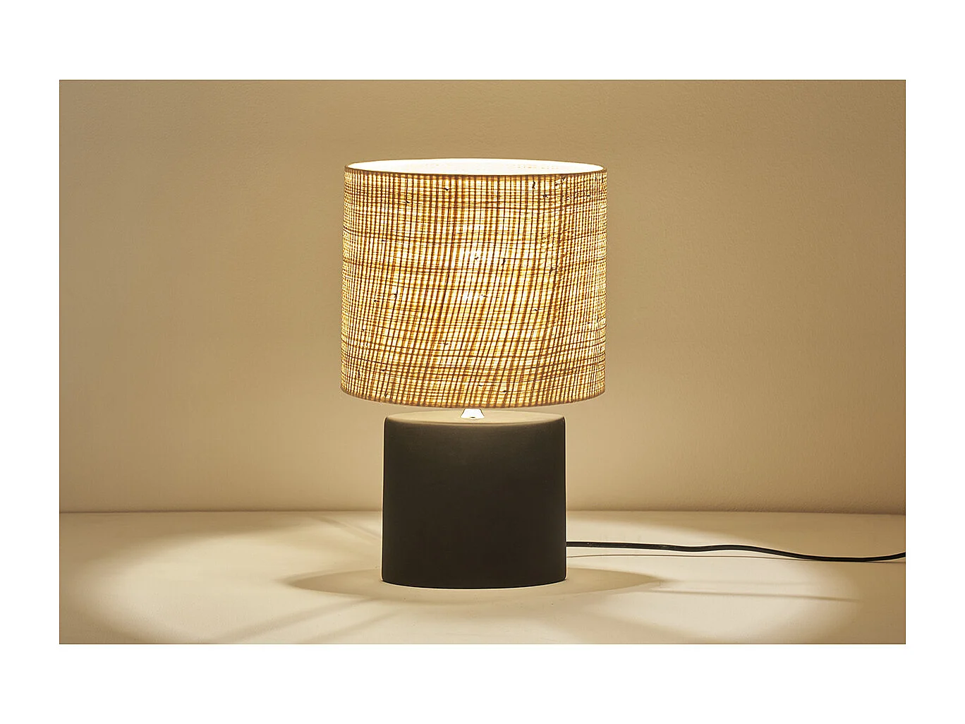 Lámpara de mesa de cerámica negra mate con pantalla de rafia TIGA