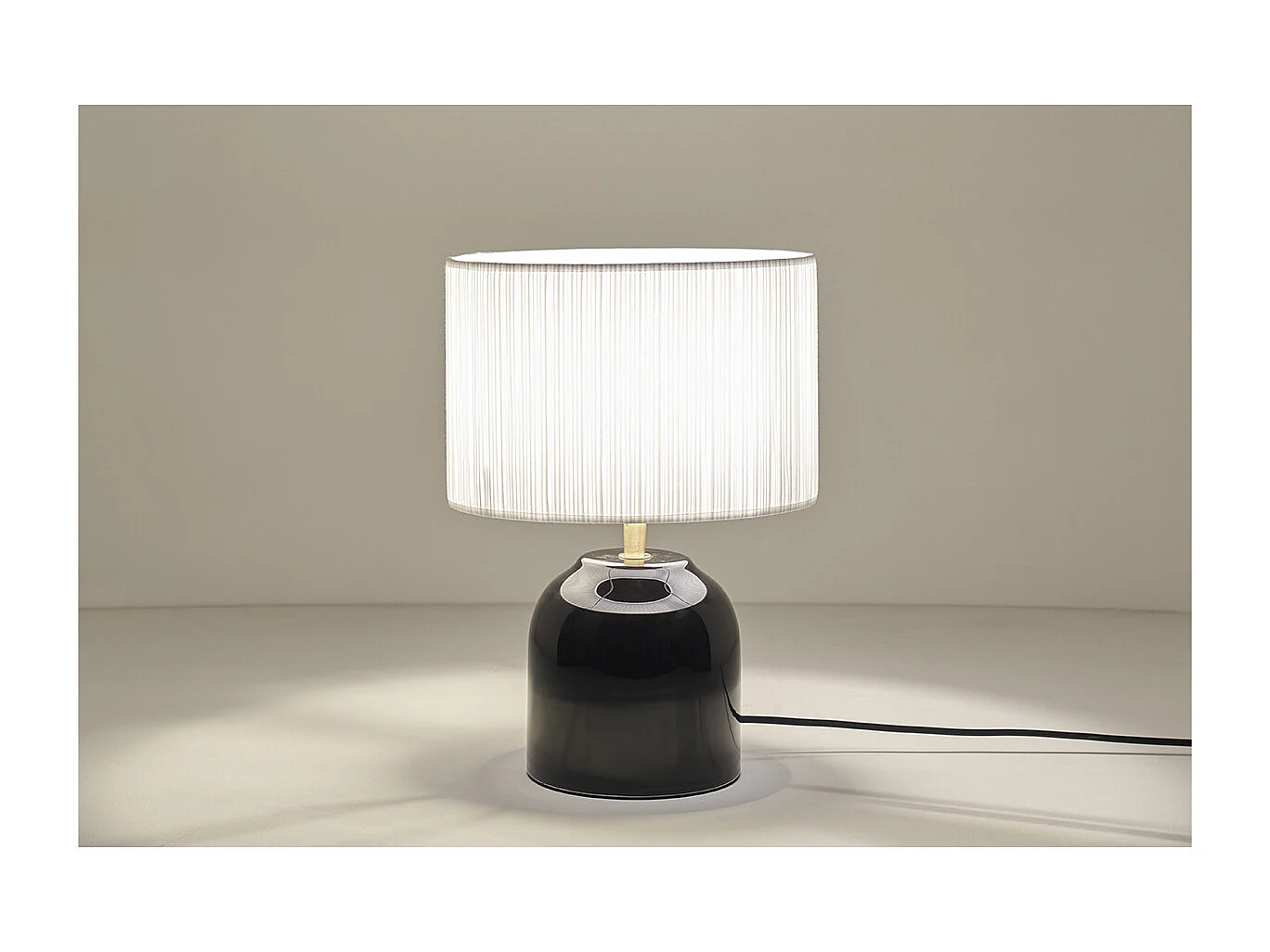 Lampe à poser noire en céramique brillante et abat-jour en tissu plissé blanc H35 cm PIEGA