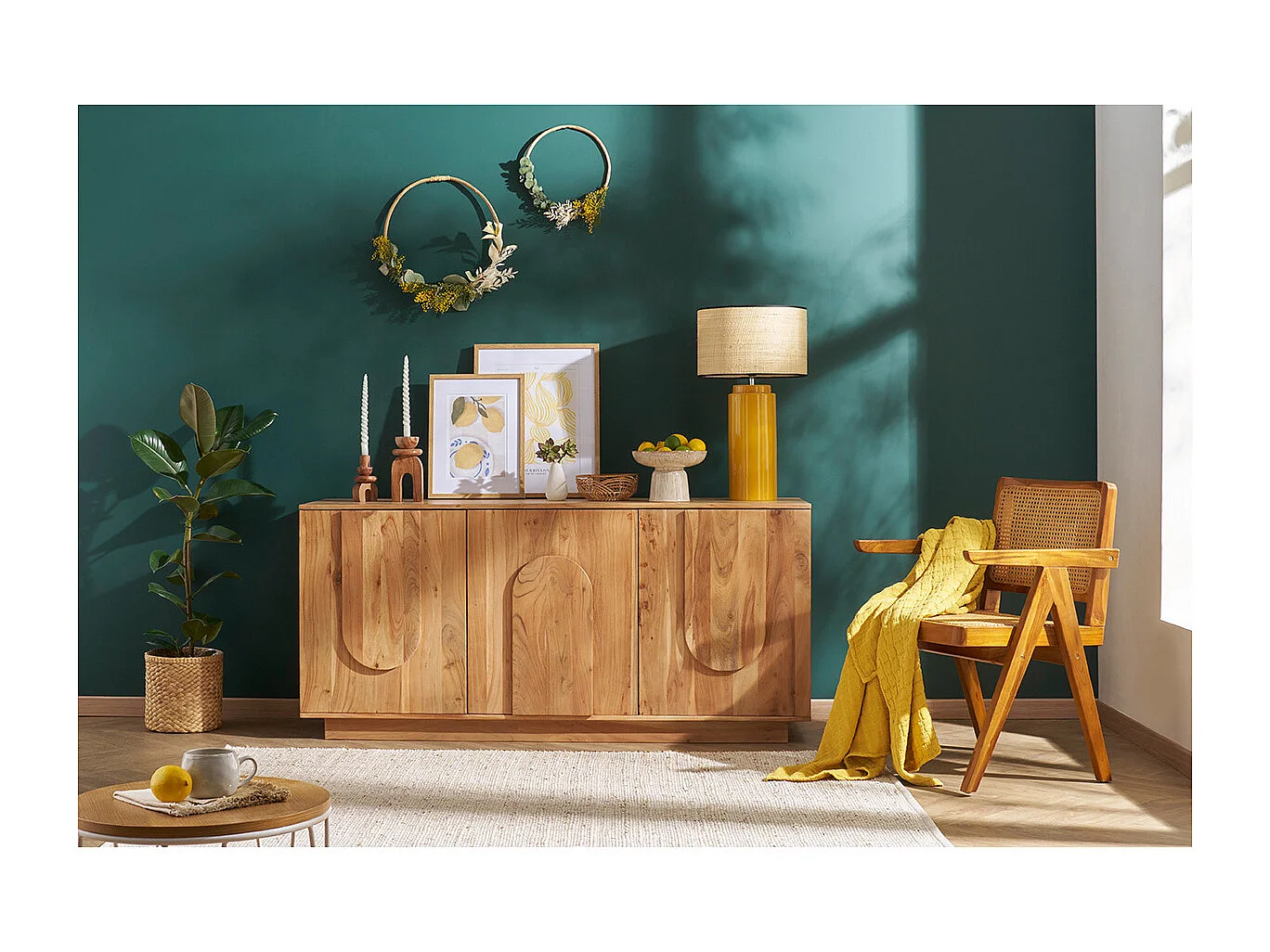 Tischleuchte aus emaillierter Keramik in Gelb mit Lampenschirm aus Bast MAJES