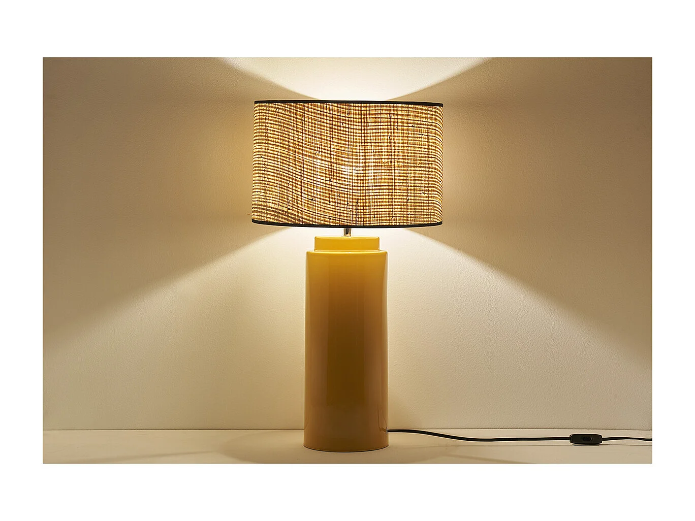 Tischleuchte aus emaillierter Keramik in Gelb mit Lampenschirm aus Bast MAJES