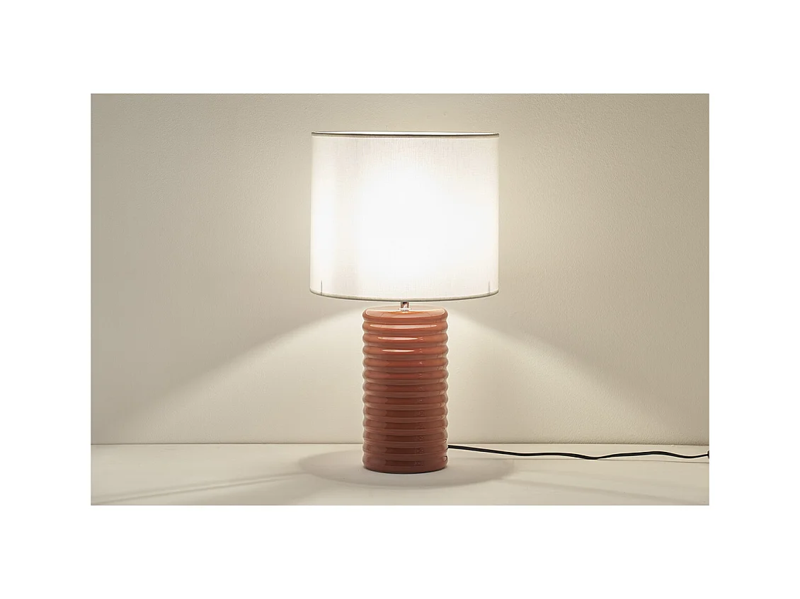 Tischleuchte aus emaillierter Keramik in Terracotta mit écrufarbenem Lampenschirm H53 cm BERRO