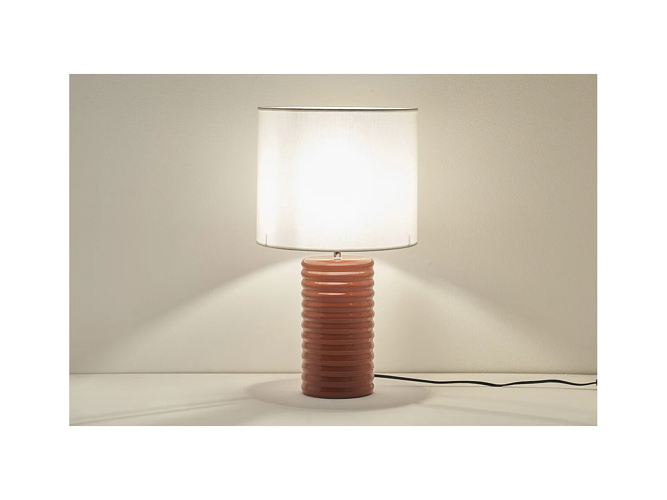 Lámpara de mesa de cerámica esmaltada terracota con pantalla de color crudo 53 cm BERRO