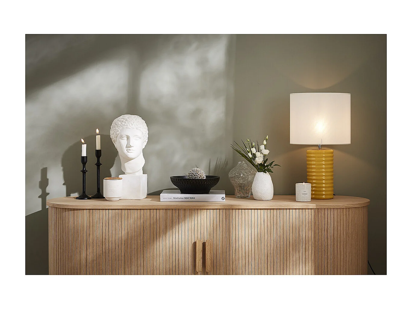 Tischleuchte aus emaillierter Keramik in Terracotta mit écrufarbenem Lampenschirm H53 cm BERRO