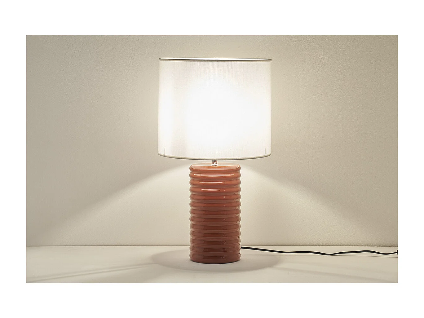 Tischleuchte aus emaillierter Keramik in Terracotta mit écrufarbenem Lampenschirm H53 cm BERRO