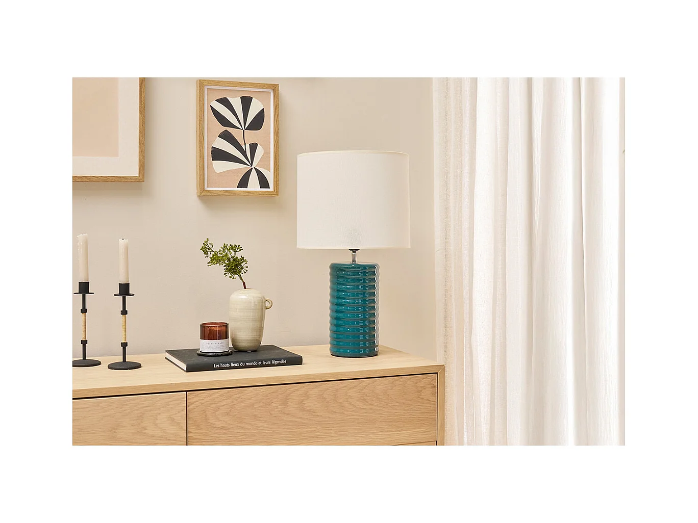 Lámpara de mesa de cerámica esmaltada azul petróleo con pantalla de color crudo BERRO