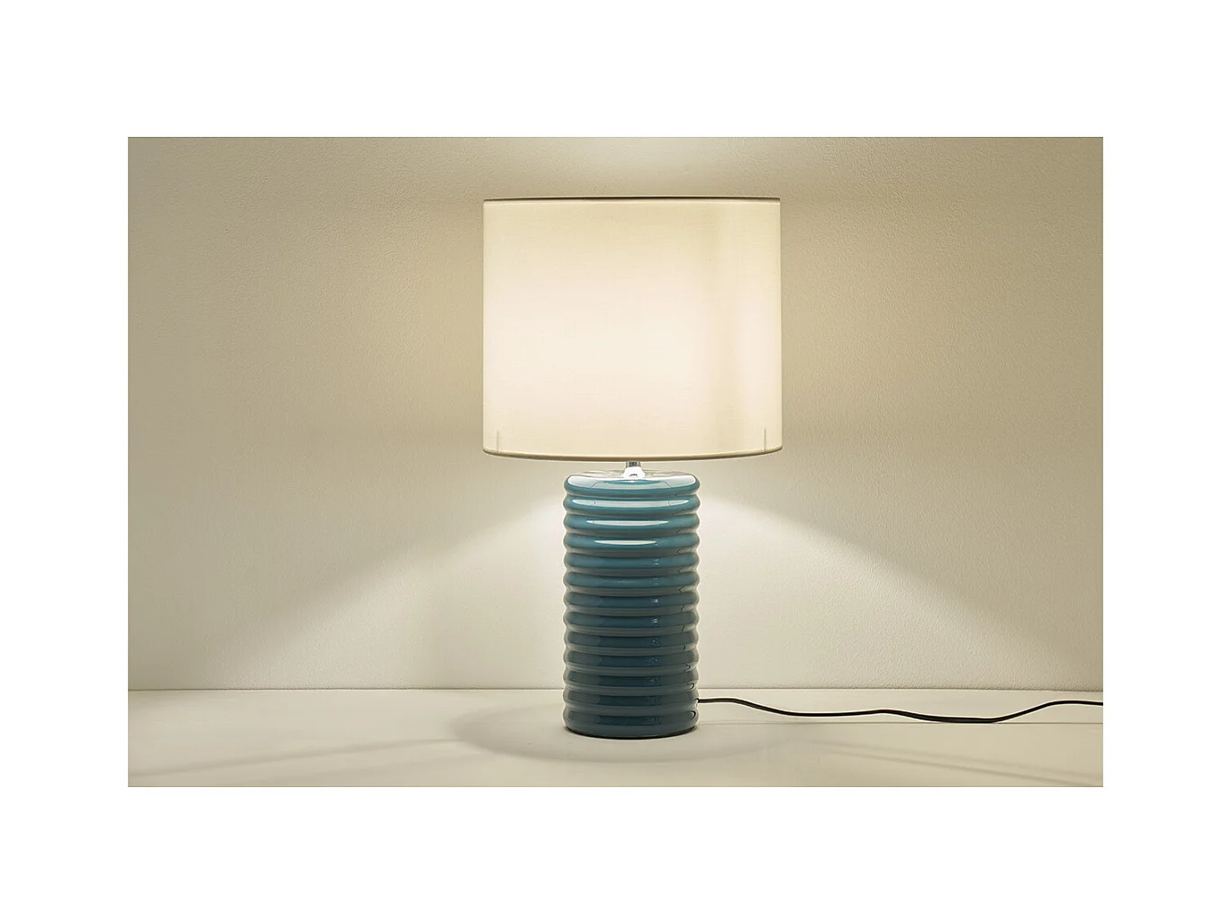 Lámpara de mesa de cerámica esmaltada azul petróleo con pantalla de color crudo BERRO