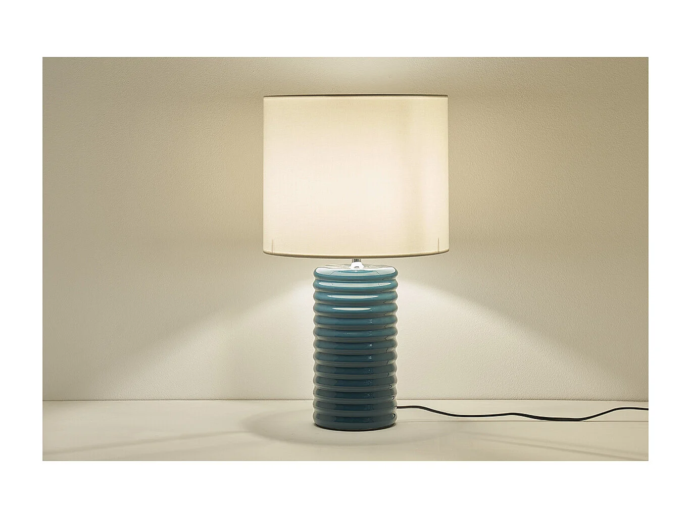 Tischleuchte aus emaillierter Keramik in Entenblau mit ecrufarbenem Lampenschirm BERRO