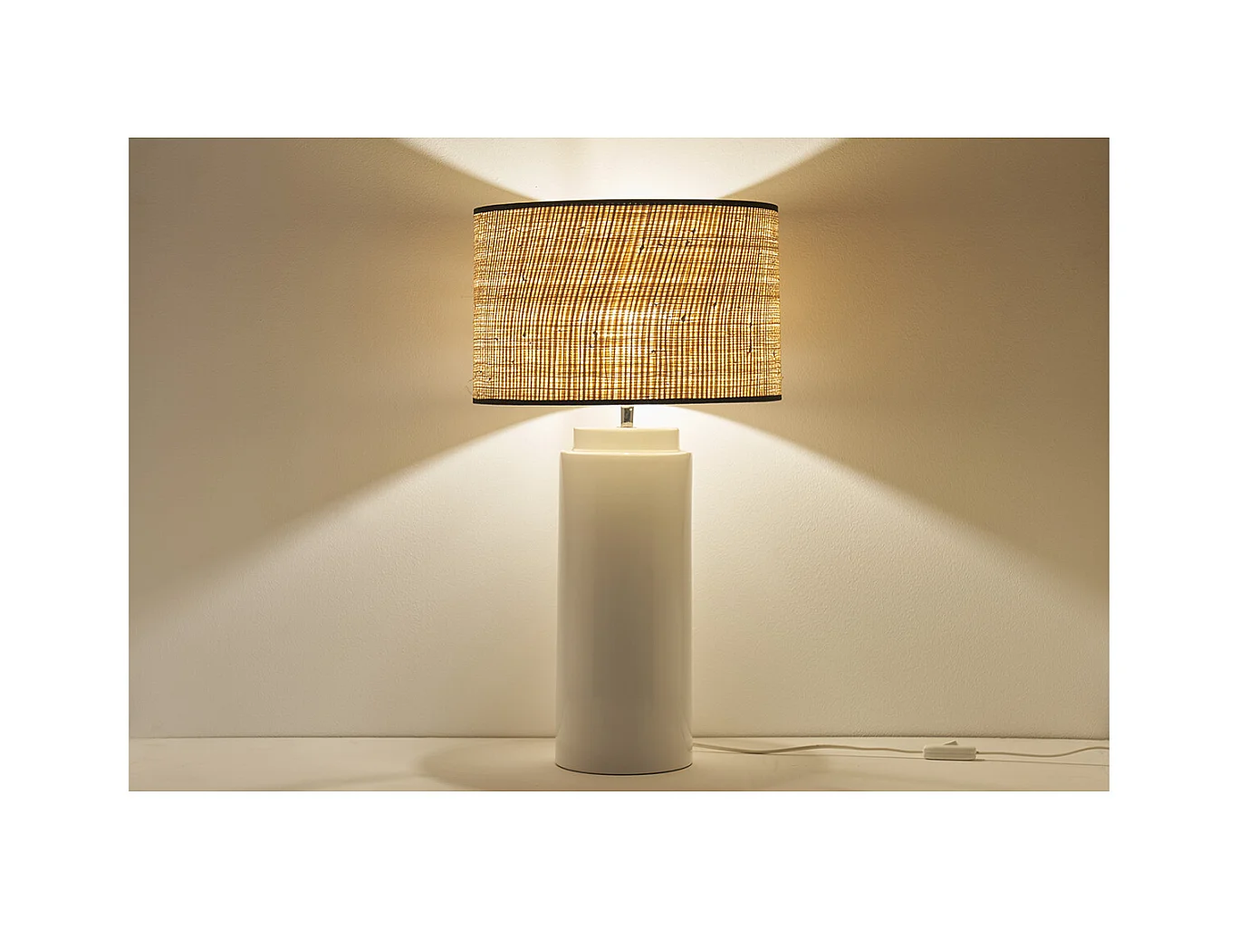 Lámpara de mesa de cerámica esmaltada blanca con pantalla de rafia natural 64 cm MAJES