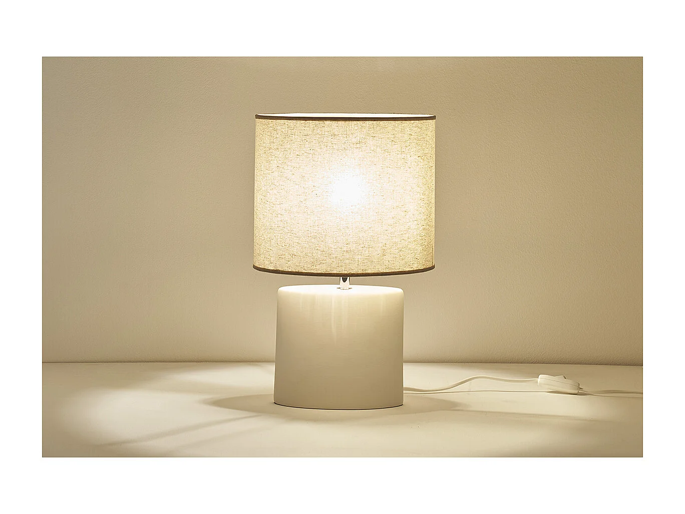 Lampe à poser en céramique blanc mat et abat-jour en lin naturel TIGA