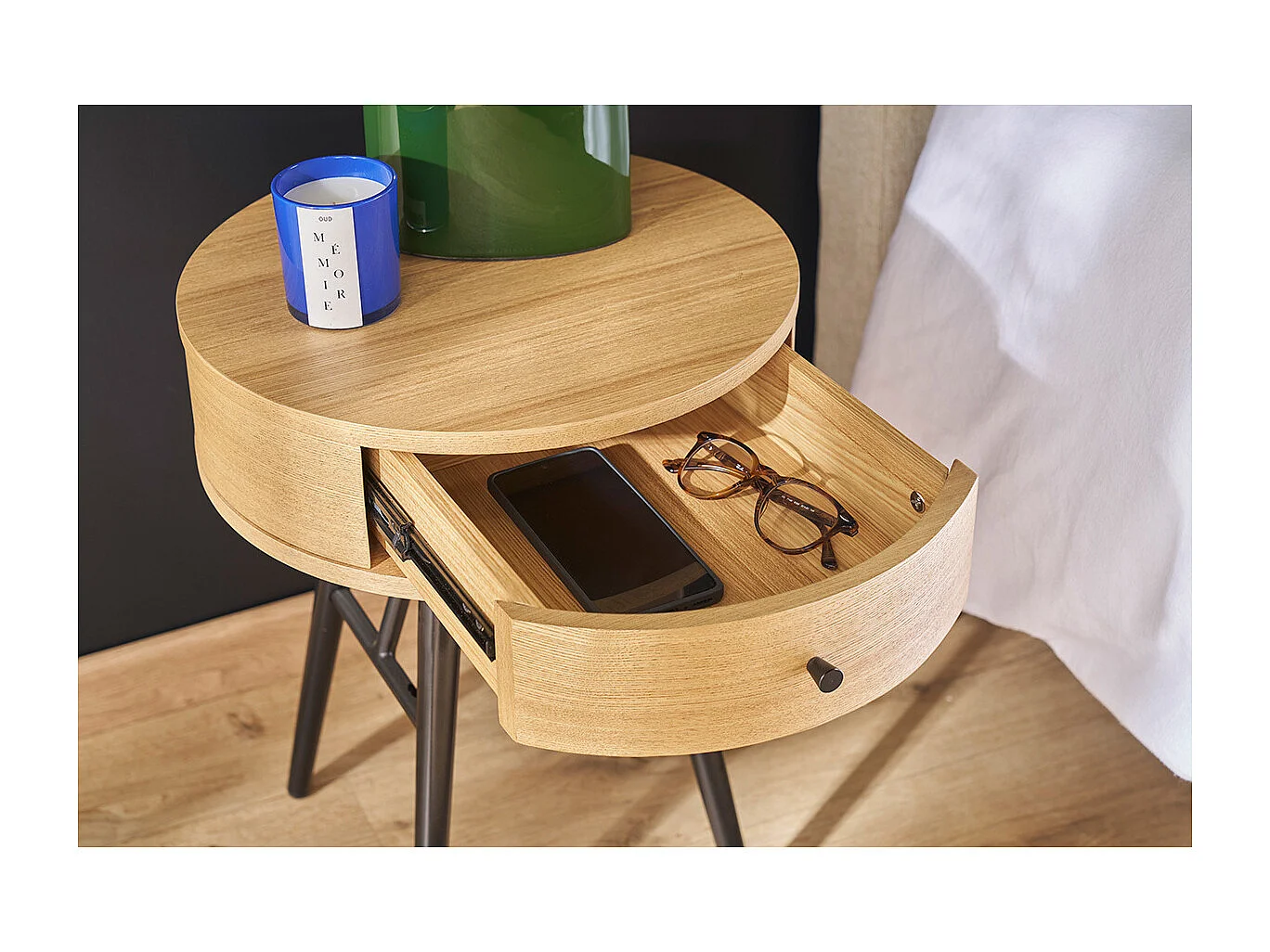 Table de chevet ronde avec tiroir bois clair et métal noir KORAL