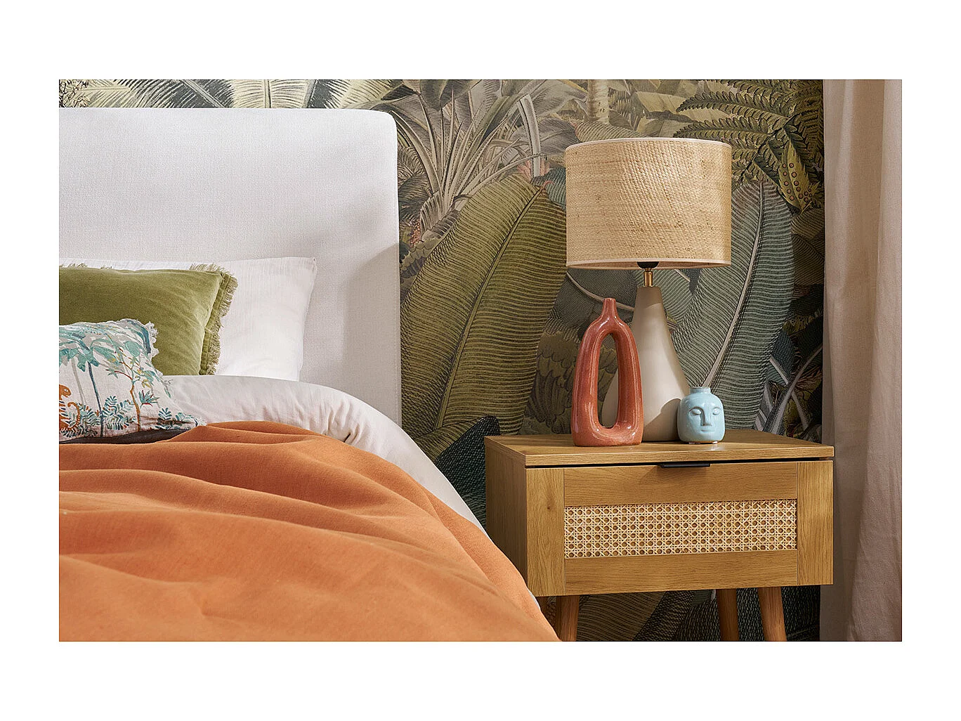 Table de chevet finition bois clair, cannage rotin et métal noir MANILLE